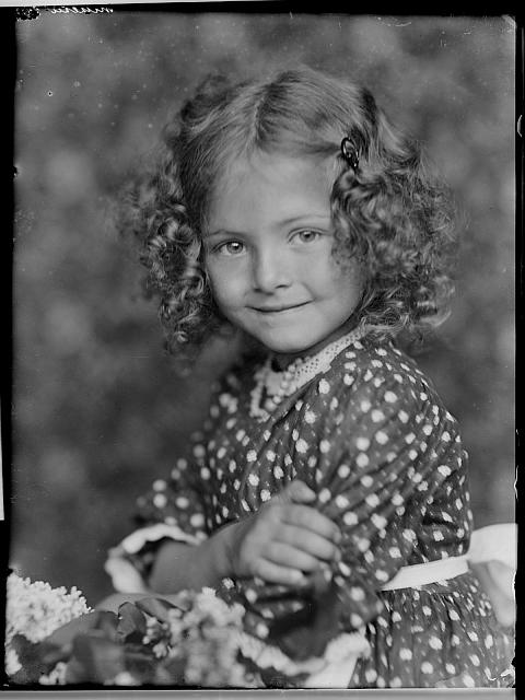 holčička Mikešů  na krabičce snímky různých rodin Mikeš,dítě,portrét