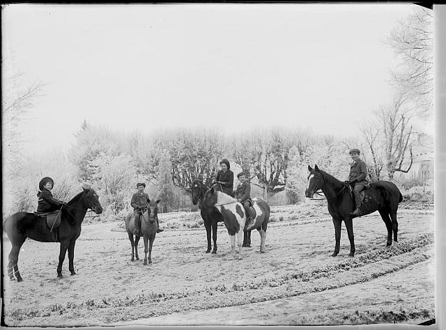 Skupina Rohanů na koni  Na víku: Princ Rohan r. 1902 na Choustníku interier,zánek,Choustník,Rohan