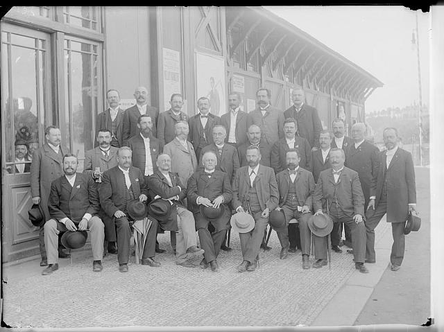 Krajinská výstava 1902, živnostníci  na krabici interiéry a výstavní skupiny skupina,živnostník