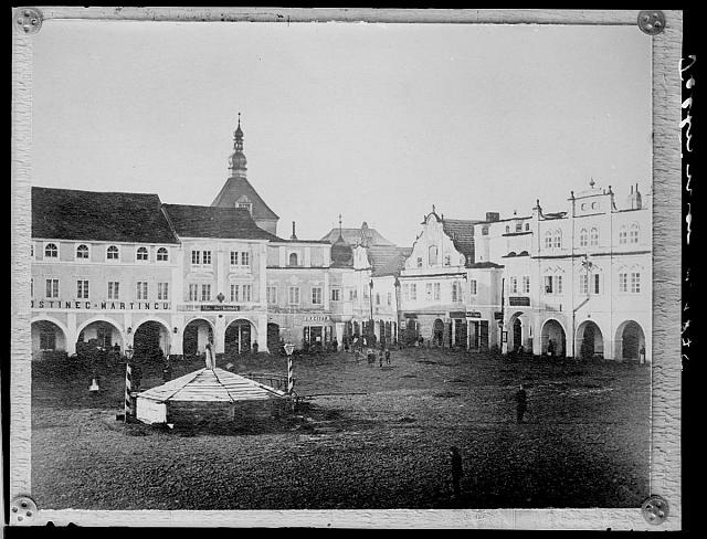 Pelhřimov 1875 jihozápadní roh náměstí  jihozápadní roh náměstí, vpravo lékárna U černého orla, uprostřed nárožní dům do... Pelhřimov