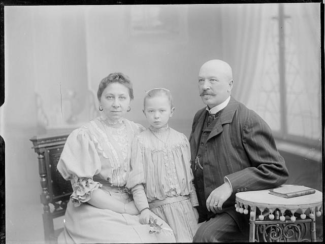 rodina  na krabičce táborské budovy 1912,snímky rodinné a svatební 1911-1912 Pelhřimov V... skupina