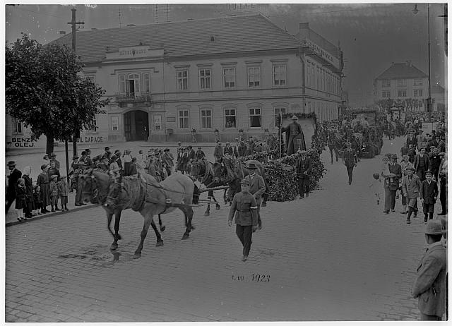 Křižíkovo náměstí, průvod s Janem Žižkou 1.7.1923   Křižíkovo náměstí,Žižka,průvod,slavnost