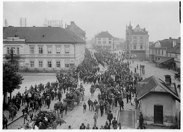 Křižíkovo náměstí, průvod s Janem Žižkou 1.7.1923   Křižíkovo náměstí,slavnost