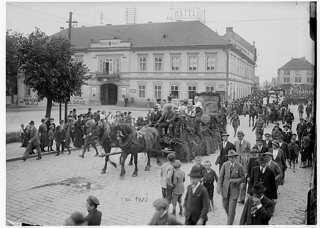 Křižíkovo náměstí, průvod s Janem Žižkou 1.7.1923   Křižíkovo náměstí,Žižka,průvod,slavnost