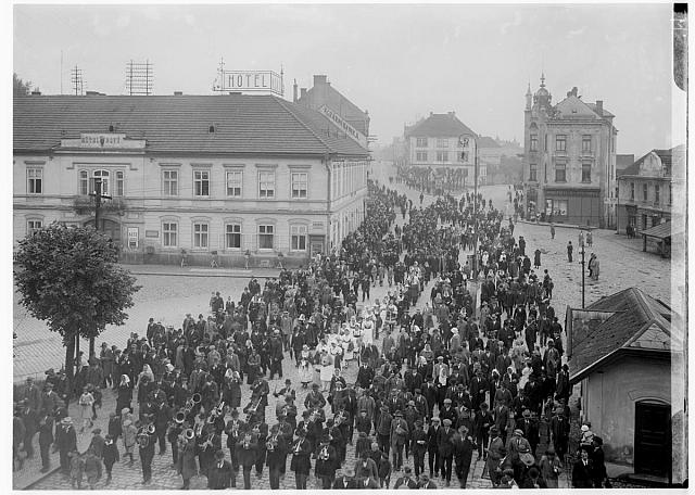 4.-Křižíkovo náměstí, průvod s Janem Žižkou 1.7.1923   Křižíkovo náměstí,Žižka,průvod,slavnost