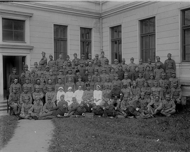 skupina vojáků v Pelhřimově Pelhřimov,Čechy  skupina,voják,lazaret.Pelhřimov