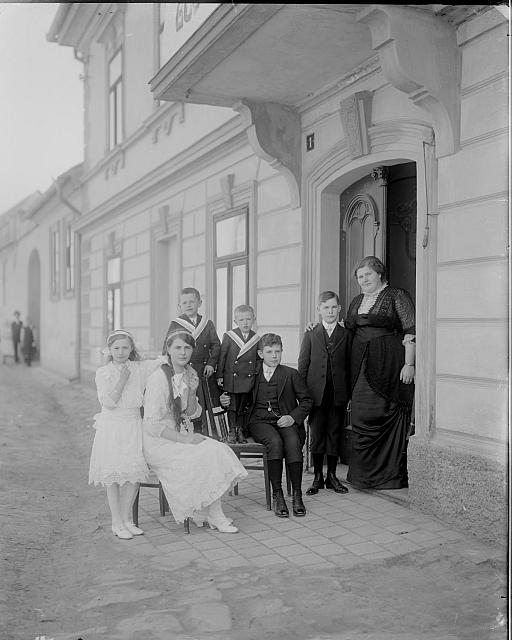 neurčená rodin  Sl. Végrová 1910 portrét dámy Sl Hendrejchová reprodukce Koknihů\ Kurs dovednost... rodina