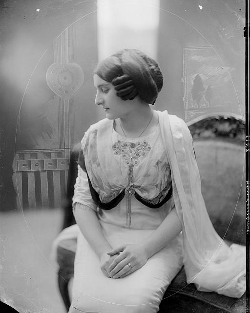 Handrejchová, s pozadím pomocí negativní retuše  Sl. Végrová 1910 portrét dámy Sl Hendrejchová reprodukce Koknihů\ Kurs dovednost... portrét
