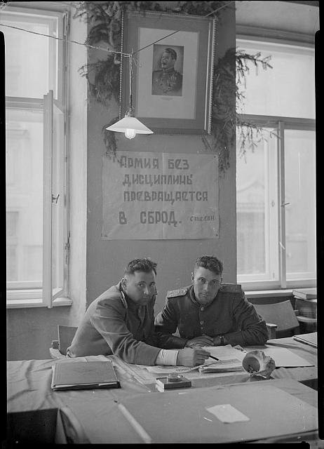 Sovětští důstojníci v Táboře květen1945   uniforma,osvobození