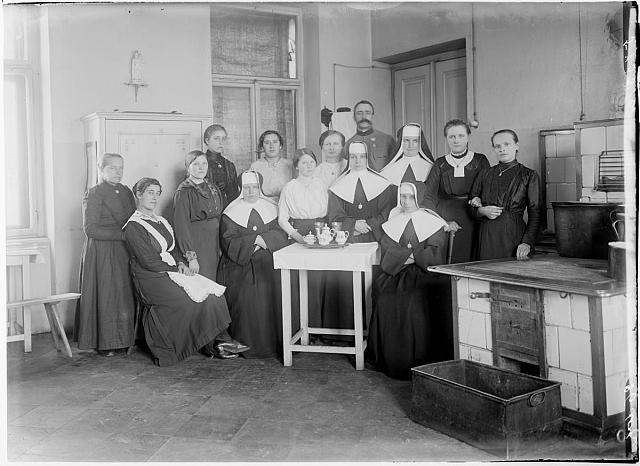 kuchyň, řádové sestry, Pelhřimov   na obálce   vojenská nemocnice  Pelhřimov 1915 sign 71 inv.č. 247 voják,Pelhřimov,lazaret