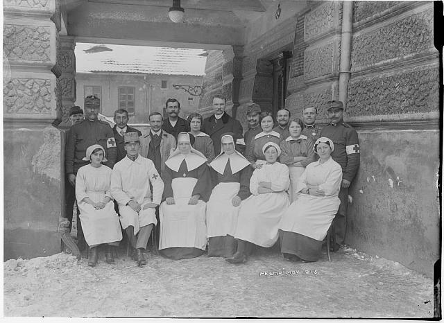 Skupina zdravotníků Pelhřimov   na obálce   vojenská nemocnice  Pelhřimov 1915 sign 71 inv.č. 249 voják,Pelhřimov,lazaret