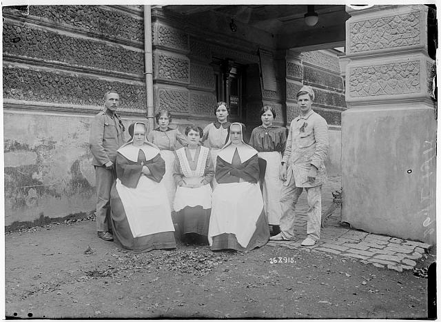 Skupina zdravotníků Pelhřimov   na obálce   vojenská nemocnice  Pelhřimov 1915 sign 71 inv.č. 253 voják,Pelhřimov,lazaret