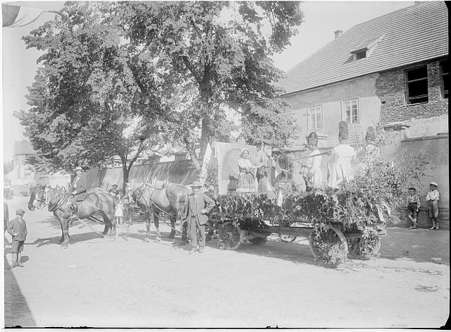 Krajinská výstava Pelhřimov, alegorický vůz  na obálce Krajinská výstava Pelhřimov  1926 sign .540 inv.č. 404 Pelhřimov,výstava
