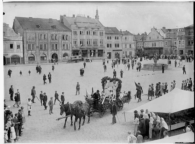 Krajinská výstava Pelhřimov, náměstí  na obálce Krajinská výstava Pelhřimov  1926 sign .548 inv.č. 411 Pelhřimov,výstava