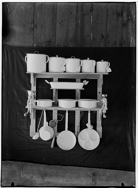 Krajinská výstava Pelhřimov, expozice nádobí a kořenky  na obálce Krajinská výstava Pelhřimov  1926 sign .387 inv.č. 430 Pelhřimov,výstava,mlýnek,cedník,kuchyně