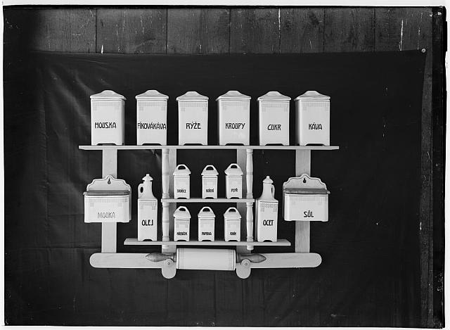 Krajinská výstava Pelhřimov, expozice nádobí a kořenky fíková káva na obálce Krajinská výstava Pelhřimov  1926 sign .387 inv.č. 435 Pelhřimov,výstava,