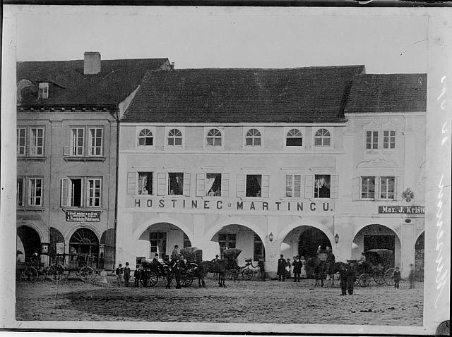 náměstí Pelhřimov hostinec Martinců             na obálce domy na náměstí Pelhřimov   sign .432 inv.č. 455 Pelhřimov