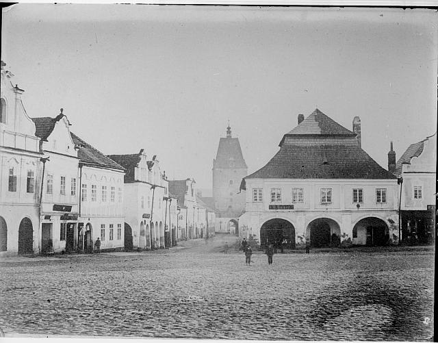 náměstí Pelhřimov 1895  na obálce domy na náměstí Pelhřimov   sign .432 inv.č. 453 rok na desce Pelhřimov