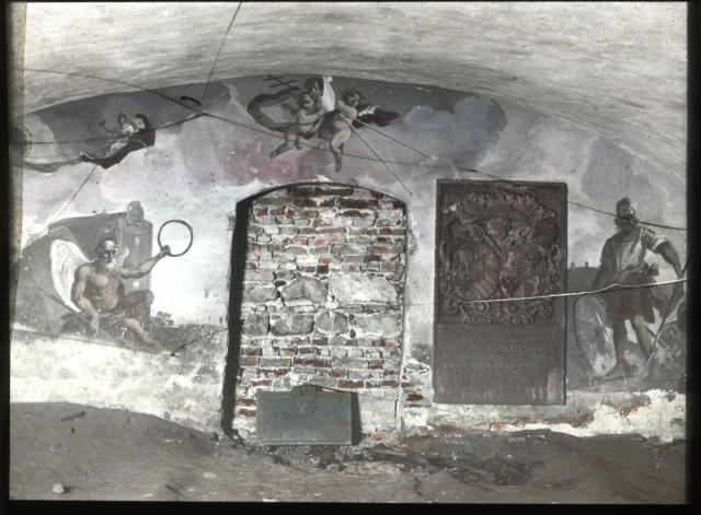 38. - Krypta pod Klašterním kostelem (náhrobky)   krypta,Náměstí Mikuláše z Husi