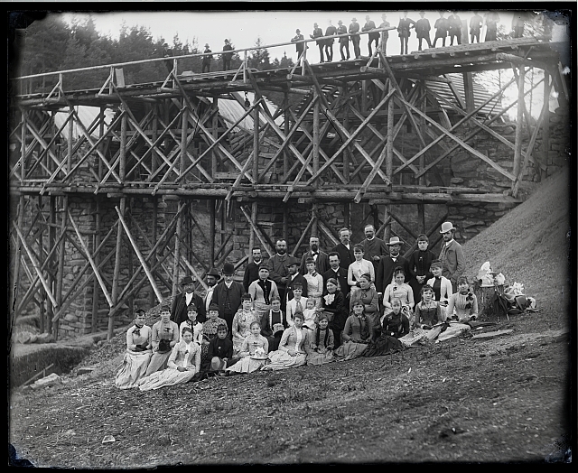 Skupina na stavbě mostu  nová krabička. Nahoře: Mosty, dráhy, transversálky, 13ks-sklo, 222 v kruhu Smytá... stavba,skupina