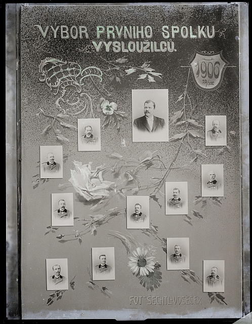 Tablo - Výbor prvního spolku vysloužilců 20.8. 1906 (12 mužů)  nová krabička. Nahoře: Mosty, dráhy, transversálky, 13ks-sklo, 222 v kruhu Smytá... tablo
