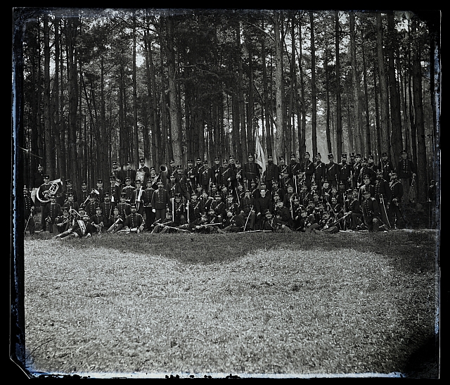 Skupina vojáků, kolódiová  nová krabička.Nahoře: 197  Reverz:  - portrét duchovního  - starostovi věnuje ok... voják,les