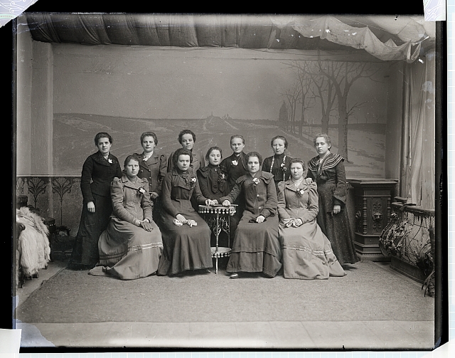ateliér: 11 žen, z toho 4 sedící, uprostřed stoleček  Na krabičce 474, 365 v kruhu, 17 Na reverzu: Č. krabičky 457 (RA), původní č. NE... Tábor