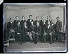 Ateliér: skupina 15 mužů (5 sedící)