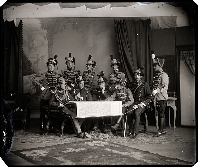 Ateliérový snímek - 10 mužů nad mapou  Na krabičce: Skupiny kolem r. 1910 5ks-sklo, 85 v kroužku, 498 Na reverzu:  Č. k... skupina