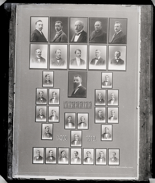 VII. Reálka Tábor, 1912, 32 mužů (logo)  Na krabičce: Skupiny kolem r. 1910 5ks-sklo, 85 v kroužku, 498 Na reverzu:  Č. k... skupina