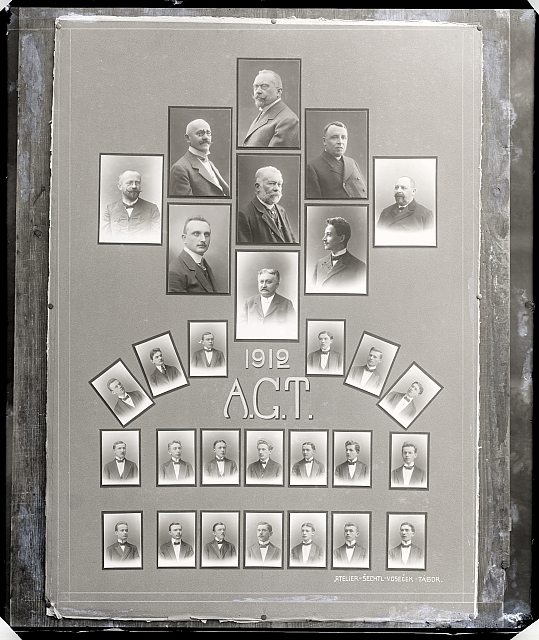 A.G.T. 1912 - 29 mužů  Na krabičce: Skupiny kolem r. 1910 5ks-sklo, 85 v kroužku, 498 Na reverzu:  Č. k... skupina