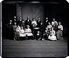 Rodinný snímek - 14 dospělých, 8 děti, uprostřed Alfons Šťastný z Padařova s rozevřenou knihou