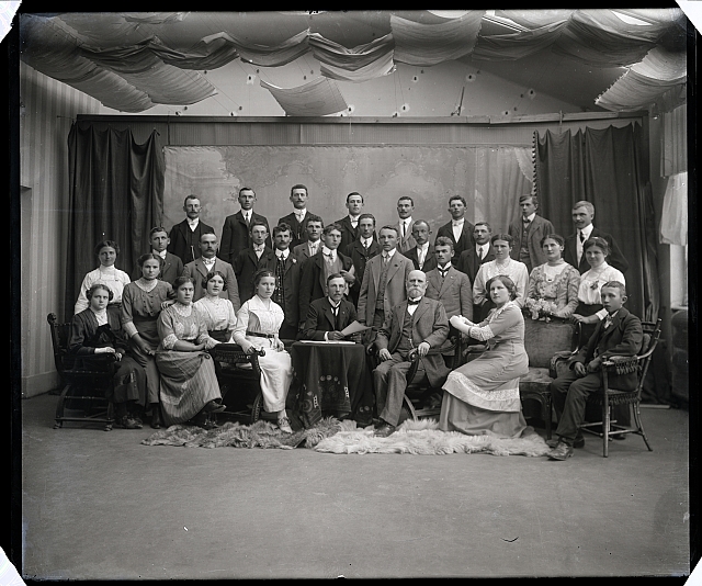Ateliérový snímek - rodina (2 chlapci, 1 dívka, 4 muži, 4 ženy)  Na krabičce:  200 v kroužku, 598  - Skupina typografů  - tamburaši s p. Heřmánke... skupina
