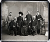 Ateliérový snímek - rodina - 5 mužů (2 uniforma), 1 stará dáma, 1 mladá dáma v klobouku