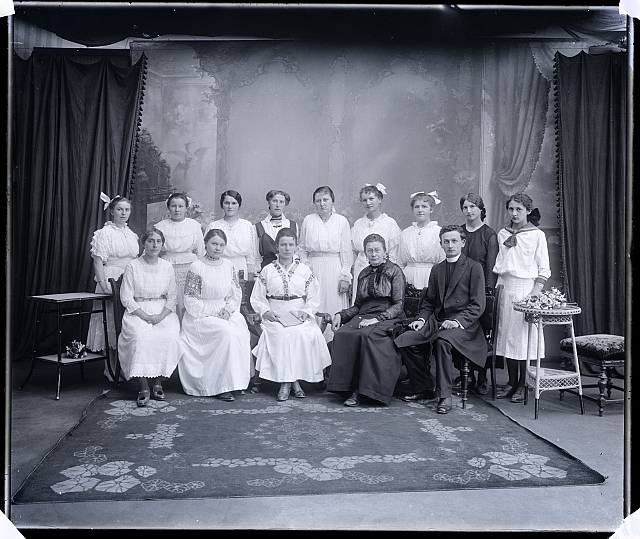 dívky z kuchařské školy (hospodyňské) s p. Poláneckou  Na krabičce:  200 v kroužku, 598  - Skupina typografů  - tamburaši s p. Heřmánke... skupina