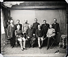 Ateliérový snímek - 10 mužů, táborští strážící se starostou Seikem (a Ignácem?)