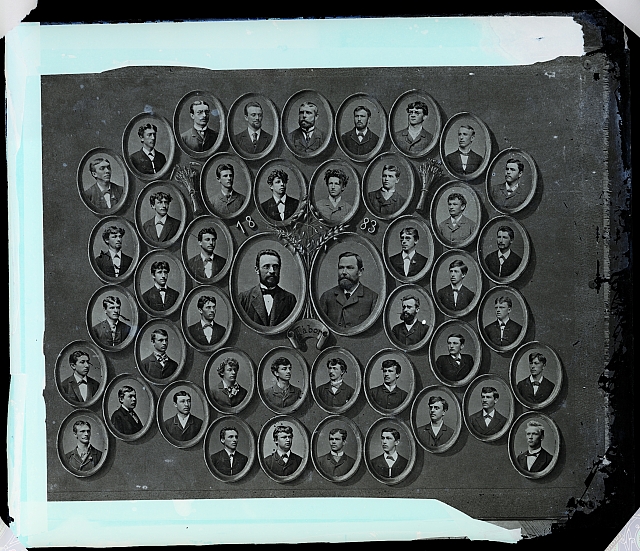 Tablo - abiturienti gymnasia v Táboře, 1883 s profesorem Meisnarem.   Na krabičce:  193 v kroužku, 609  Abiter neisnorem a far Vojta, továrník Kaž. 18... skupina