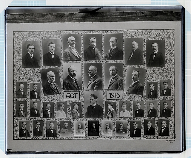 AGT 1916 - tablo - 13 mužů + 25 studentů (z toho 4 ženy)  Na krabičce:  614 v kroužku, 206 Tabla: Tábor, Soběslav, Pelhřimov. Rodin. portr... tablo