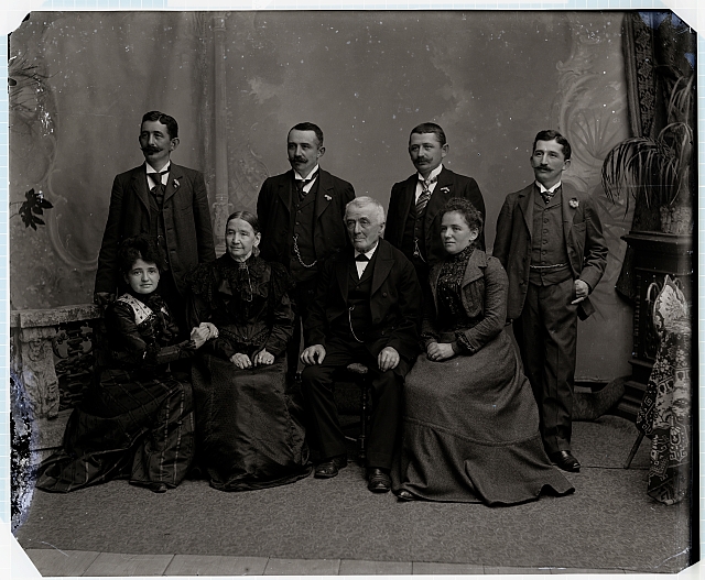 Ateliér. foto - 3 ženy (sedící), muž uprostřed, vzadu stojící 4 muži  Na krabičce:  614 v kroužku, 206 Tabla: Tábor, Soběslav, Pelhřimov. Rodin. portr... skupina