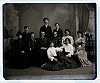 Rodinné ateliér. foto - 11 členů - z toho 6 žen, 1 starčí a 1 mladý muž, 2 chlapci
