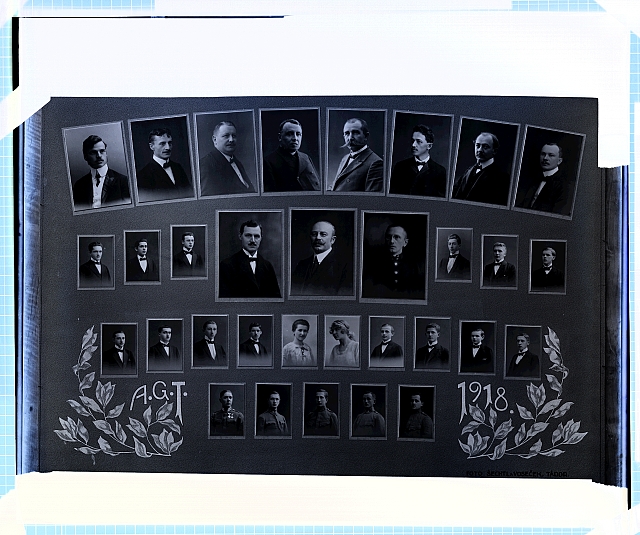 "A.G.T" 1917-1918, foto školy, 12 učitelů, 20 studentů, (8 uniforma, 4 dívky), logo na polepce: 22 tabel malých 100vp Na krabičce:  208 v kroužku, 636 Tabla: Gymnázium, Reálné gymnázium, synagoga 1x... tablo