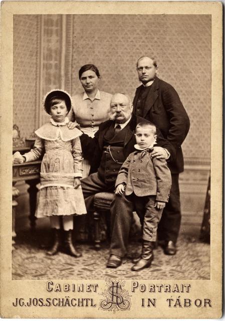 Rodinná fotografie - Praděd Josef Schachtl, Ignác Schachtl, Josef Šechtl, Kateřina a Josefína, dcera Josefa Šechtla z druhého manželství