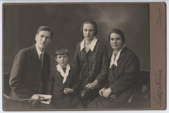 Rodina Martinů, Slapy 38  Otec Jan, učitel, syn Jiří, narozen 1922, Dcera Marie, 1913, Matka Marie, 1894 Martinů,Slapy,rodina,skupina