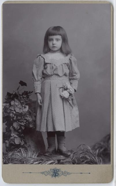 Ludmila Tichá 1895-1988, roz. Hrdličková pani Alena TichýLukšičková  portrét,