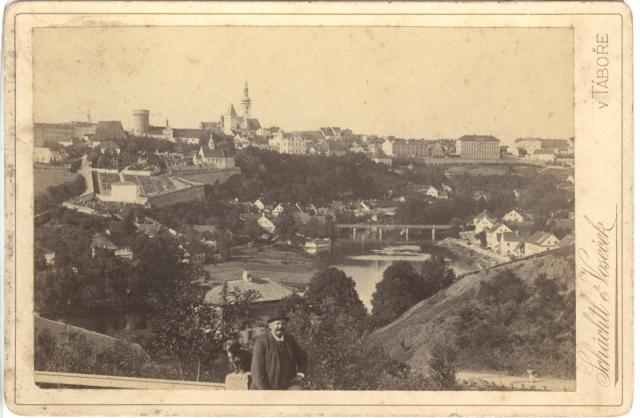  Pohled na starý Tábor z jihozápadu od Čelkovic, v popředí Lužnice, v pozadí Bech. brána, Kotnov a radniční a kostelní věž   celek,Tábor