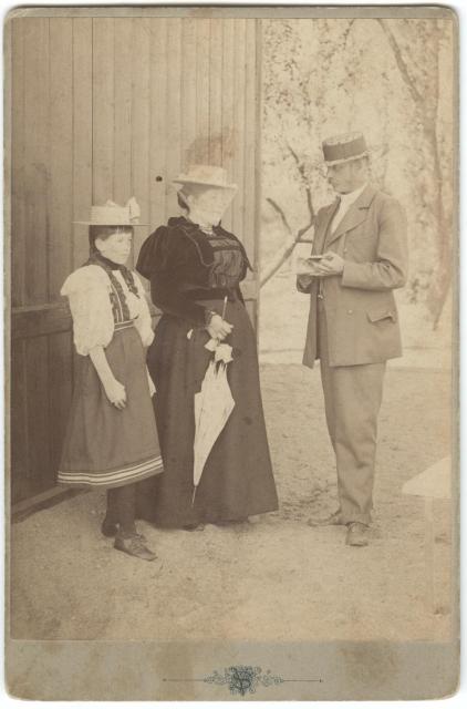 Skupina  Pravděpodobně Ervín Nádherný st., jeho žena Leopoldina Nádherná a jejich dcera M... skupina