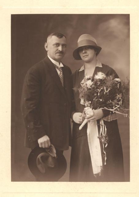 Božena Šechtlová a Josef Jindřich Šechtl 12.5. 1926  na rubu Plzeň 12.5.1926 Šechtl,Božena,Josef Jindřich,svatba,portrét