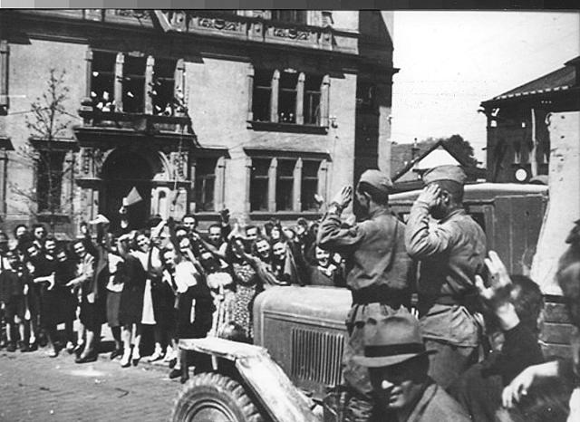 Květen 1945  Sovětští vojáci na malém sovětském nákladním vozidle Gaz AA určil M. Uher. Díky sovětská armáda,Tábor,osvobození,uniforma,auto