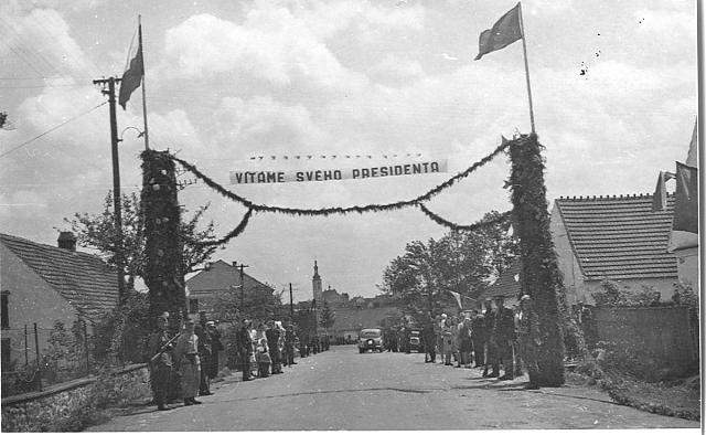 Prezident  E. Beneš v Táboře 1945, příjezd vítáme svého presidenta  sovětská armáda,Tábor,osvobození,uniforma,Beneš