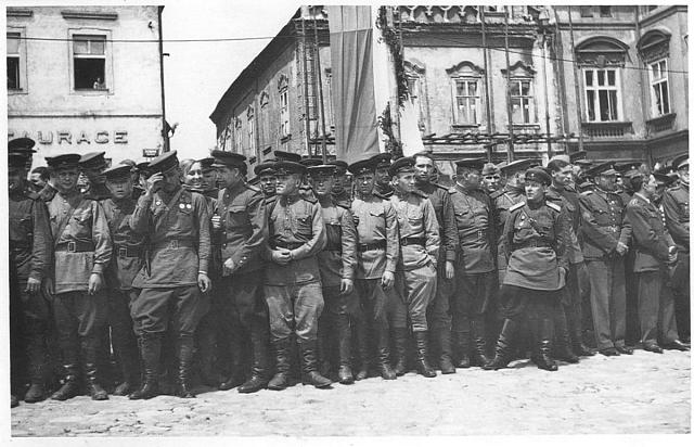 Prezident  E. Beneš v Táboře 1945, sovětští vojáci na náměstí   sovětská armáda,Tábor,osvobození,uniforma,Beneš,náměstí
